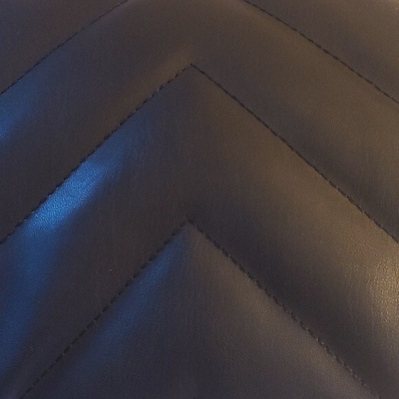 NWT- Women’s Quilted Chevron Design Crossbody or Clutch With Chain Strap - Picture 6 of 13